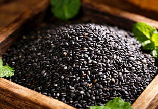 木盒中的黑奇亚籽