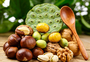 多样坚果与莲蓬的组合