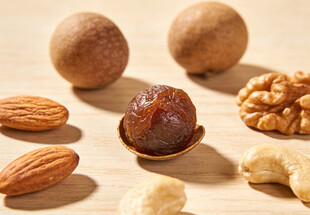 多样干果摆放在木桌上