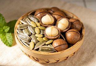 木碗中的多样美味坚果