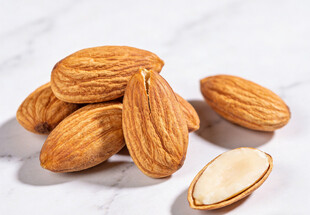 堆叠的杏仁坚果