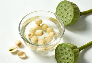 玻璃碗中泡着的莲子