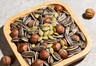 多样坚果盛于木盘