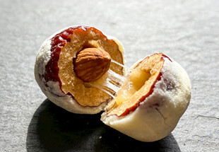 奶枣夹杏仁被掰开