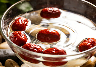 玻璃碗中泡着的红枣