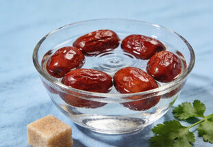 玻璃碗中泡着的大枣