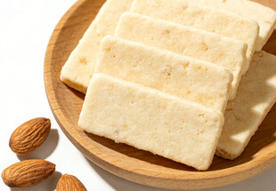 杏仁饼干摆放在木盘上