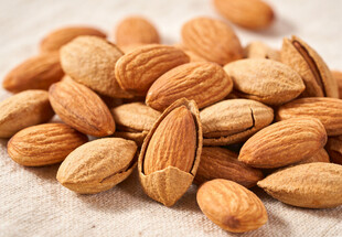 一堆美味杏仁特写