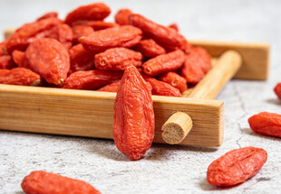 木盘内饱满的优质枸杞