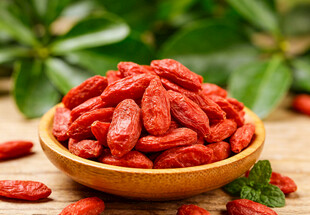 木碗中的饱满红枸杞