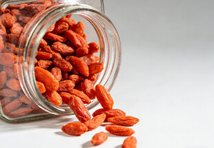 玻璃罐中洒出的枸杞