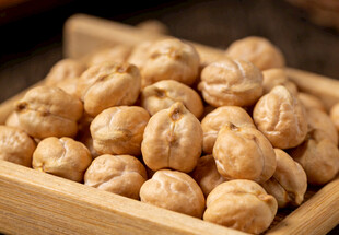 木盘里的新鲜鹰嘴豆