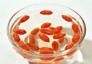 玻璃碗中泡着的枸杞