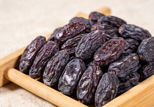 木盘里的紫黑色葡萄干