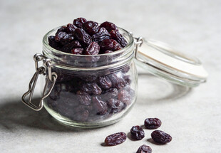 玻璃罐中的葡萄干