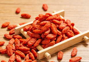 木盘上的饱满红枸杞