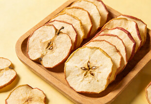 木盘上摆放的苹果干