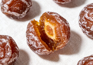 糖霜裹覆的果脯