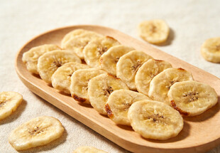木盘上的切片香蕉干