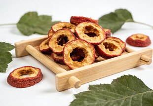 木盘上的山楂干