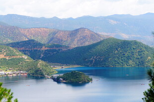 秀丽山水间的宁静湖泊