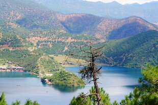 湖光山色中的秀丽自然景致