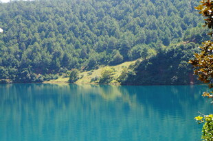 美丽蓝湖与葱郁山林