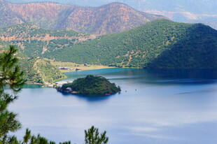 湖光山色中的湖心小岛