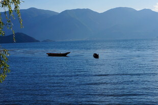 湖山之间的孤舟静景