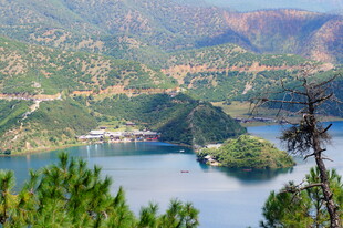 山水相依的秀丽湖景风光