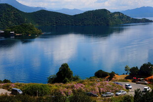 秀丽湖景与远山风光