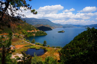 湖畔青山美景如画