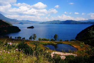 湖畔美景 青山碧水蓝天