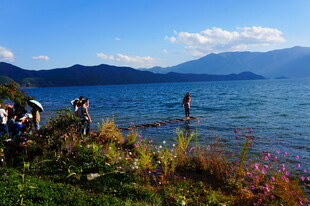 湖畔美景与游人赏景时刻
