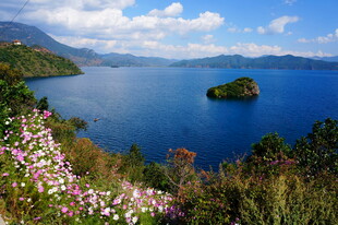 湖畔繁花点缀的秀丽风光