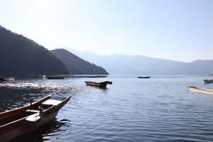 宁静湖面上的几叶扁舟