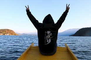 泛舟海上比耶的黑衣者