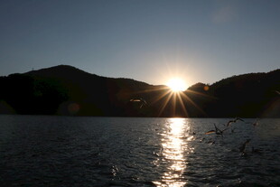 夕阳下的山水湖景