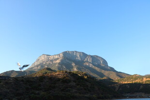 壮丽山峰在蓝天映衬下