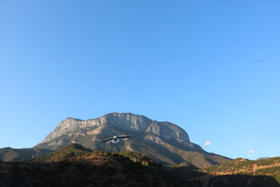 巍峨山峰映蓝天