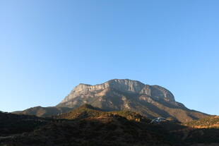 壮丽山峰在蓝天映衬下