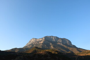 巍峨山峰映蓝天