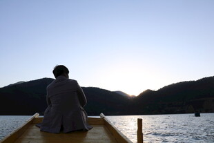 独坐码头赏日落美景