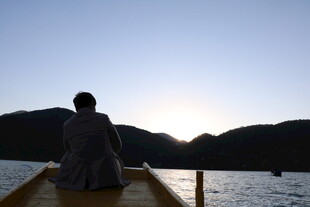 独坐码头赏日落美景
