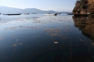 宁静湖面与远处山峦倒影
