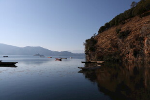 宁静湖畔的山水风光