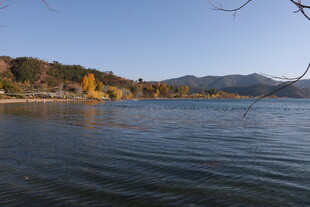 湖畔秋景 山水相映成趣