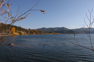 湖畔秋景 远山近水相映