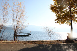 湖畔秋景 孤舟静泊