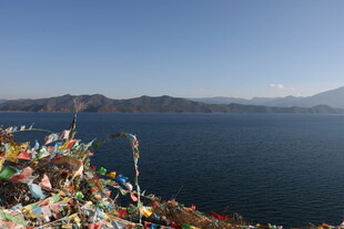 湖畔经幡美景